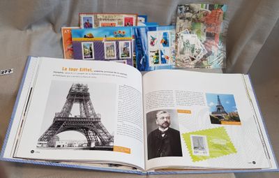 un livre ouvert sur lequel figure une image de la tour Eiffel