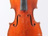 un vieux violon posé sur une surface blanche