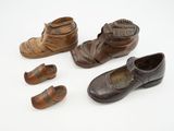 trois paires de chaussures et une paire de chaussures posées sur une surface blanche