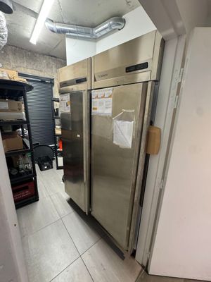 une photo d'une cuisine professionnelle équipée de réfrigérateurs en acier inoxydable
