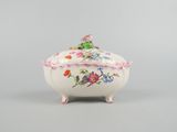 une image représentant un bol blanc orné de fleurs