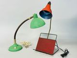 une lampe posée sur une table à côté d'un livre