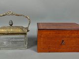 paire de boîtes anciennes en verre et en bois, munies de poignées