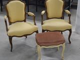 deux chaises et un repose-pieds dans une pièce