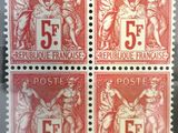 quatre timbres-poste différents arborant l'emblème de l'Empire français
