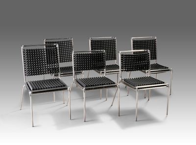 quatre chaises avec des assises tressées noires sur fond gris