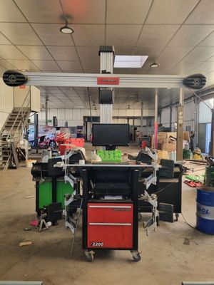 une photo d'un garage où il y a beaucoup de travaux en cours