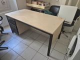 un bureau et une chaise dans une pièce au sol carrelé de blanc