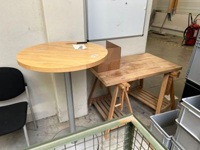 une petite table et une chaise dans une pièce