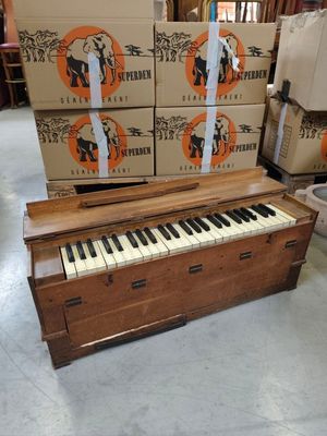 un piano posé au milieu d'une pièce