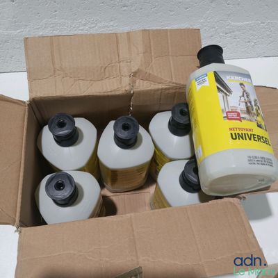 une boîte en carton contenant des bouteilles de liquide et un flacon de colle