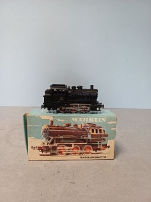 un petit train miniature posé sur une boîte