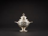 une théière ancienne en argent sur fond noir, avec un fond noir