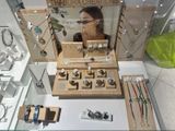 une vitrine remplie de bijoux