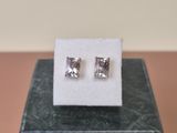 une paire de boucles d'oreilles posée sur un bloc de marbre
