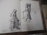 un dessin représentant un homme et une femme debout dans un livre