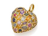 un gros plan sur un pendentif en forme de cœur orné de pierres multicolores