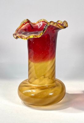 deux vases posés sur une surface blanche