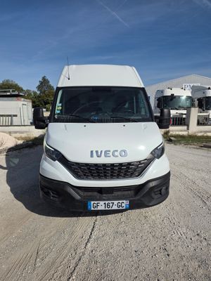 une camionnette blanche garée sur le bord de la route