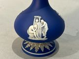 un vase bleu sur lequel est représenté un homme et une femme