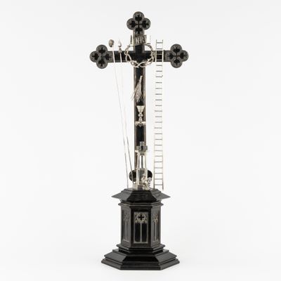 photographie en noir et blanc d'une croix surmontée d'une échelle