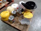 un plateau en bois sur lequel sont disposés divers ustensiles de cuisine