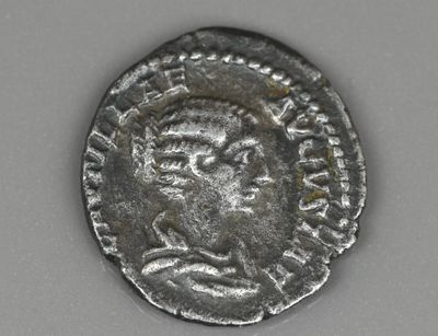 une pièce d'argent portant l'image d'un homme