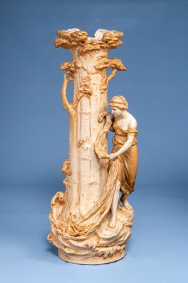 une statue représentant une femme tenant un vase posé sur une table