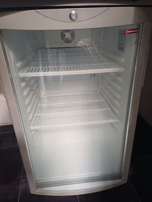 un réfrigérateur vide dans un coin de la cuisine
