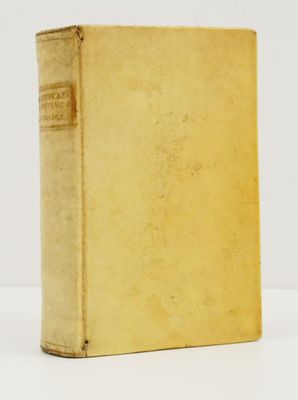 un vieux livre jaune posé sur une table blanche