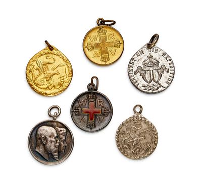 quatre pièces d'or et d'argent ornées d'une croix