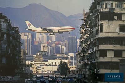 un avion qui survole une ville