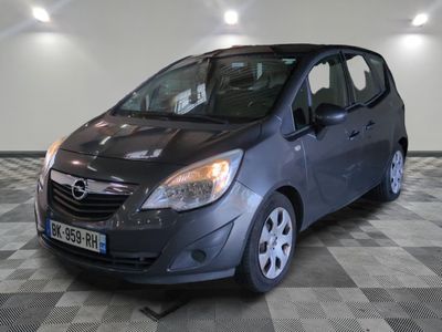 la photo d'une petite voiture garée dans un garage