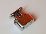 un gros plan d'un cadenas rouge sur une surface blanche