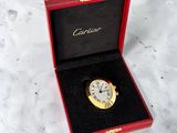 une boîte rouge contenant une montre en or