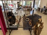 une cage métallique contenant une statue de Jésus et d'autres objets