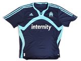 un t-shirt sur lequel est inscrit le mot « intégrité »