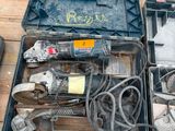 de nombreux outils dans une mallette posée sur une table en bois