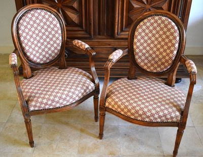 two chairs that are next to each other on the floor
