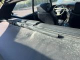 une voiture sale avec un pare-brise cassé et un pare-brise cassé