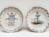 deux assiettes avec des motifs différents