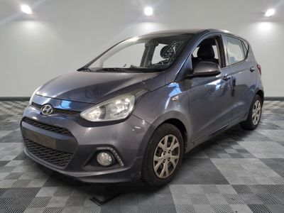 une photo d'une voiture grise garée dans un showroom