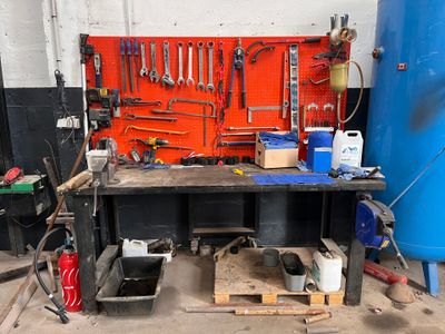 un établi avec des outils dans un garage
