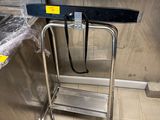 une cuisine en acier inoxydable avec un tabouret d'appoint en métal