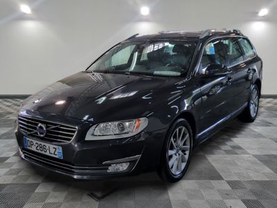 une photo d'un break Volvo noir garé dans un garage