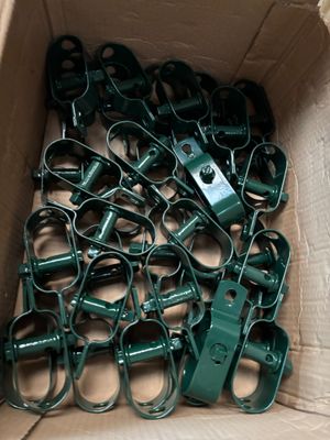 une boîte remplie de colliers de serrage verts