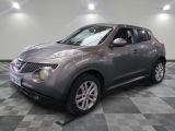 Le SUV Nissan Juke est garé dans une grande pièce.