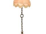une lampe posée sur un pied et entourée d'une chaîne