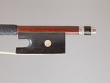 un gros plan d'un archet de violon auquel est attaché un morceau de corde