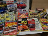 beaucoup de magazines sur la table, sur la table